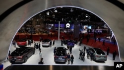 Pengunjung melihat mobil-mobil terbaru dari produsen mobil China NIO selama Shanghai Auto Show di Shanghai pada Selasa, 20 April 2021, sebagai ilustrasi. (Foto: AP)