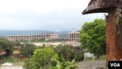 រូបឯកសារ៖ ​ទិដ្ឋភាព​មើល​ពី​បរិវេណ​វត្ត​សំពៅ​ប្រាំ​នៅ​លើ​ភ្នំ​បូកគោ ខេត្ត​កំពត​ ថ្ងៃ​ទី​៥​ ខែ​មករា​ ឆ្នាំ​២០១៨។ (នូវ​ ពៅ​លក្ខិណា​/វីអូអេ)