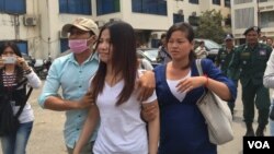 រូបឯកសារ៖ នាង ខុម ចាន់ដារាទី ឬ ស្រី មុំ ដែលគេចោទថាជាស្រីកំណាន់របស់លោក កឹម សុខា ប្រធានស្តីទីនៃគណបក្សជំទាស់ បានបញ្ចប់ការបំភ្លឺ របស់ខ្លួន នាទីស្តីការក្រសួងមហាផ្ទៃនាយកដ្ឋានប្រឆាំងភេរវកម្ម អំពីខ្សែអាត់សំឡេង ដែលគេបង្ហោះក្នុងទំព័រហ្វេសប៊ុក នៅថ្ងៃទី១១ ខែមិនា ឆ្នាំ២០១៦។ (នៅ វណ្ណារិន/VOA)