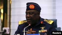 Air Marshal Alex Badeh babban hafsan hafsoshin tsaron Najeriya.