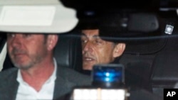 L'ex-président français Nicolas Sarkozy quitte le poste de police où il était entendu, à Nanterre, à l'extérieur de Paris, le 21 mars 2018.