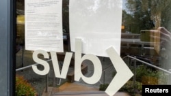 Zatvorena vrata ogranka Banke Silicijumske doline u Menlo Parku, u Kaliforniji (Foto: Reuters/Jeffrey Dastin)