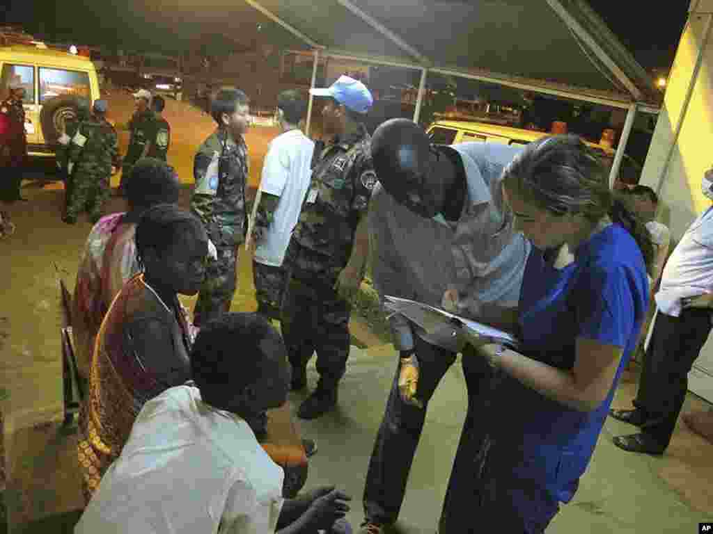 남수단 수도 주바에서 정부군과 반군간의 교전이 벌어진 가운데, 18일 유엔 파견 의료진이 민간인들의 치료를 돕고 있다.