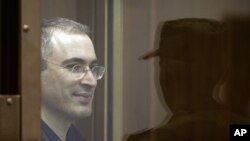 Peradilan terhadap mantan konglomerat minyak dan pemimpin oposisi Rusia, Mikhail Khodorkovsky (kiri) dinilai tidak adil (foto: dok).
