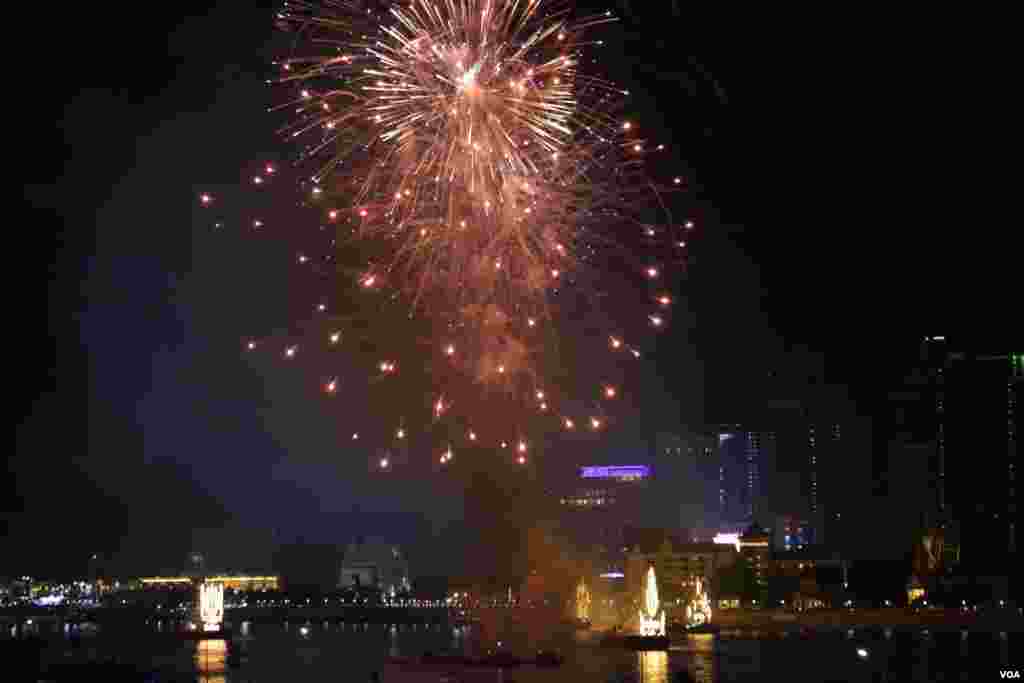 ភ្លើងកាំជ្រួចនាថ្ងៃអាទិត្យ ទី១៣ ខែវិច្ឆិកា ឆ្នាំ២០១៦ ក្នុងថ្ងៃទីមួយនៃព្រះរាជពិធីបុណ្យអុំទូក បណ្ដែត ប្រទីប សំពះព្រះខែ និងអកអំបុក។ ព្រះរាជពិធីបុណ្យអុំទូក ចាប់ផ្ដើមពីថ្ងៃទី១៣ ដល់ថ្ងៃទី១៥ ខែវិច្ឆិកា ជារៀងរាល់ឆ្នាំ ដែលមានទូកភាគច្រើនមកពីបណ្ដាខេត្តនានាតាមបណ្ដោយទន្លេមេគង្គ។ (ឡេង ឡែន/VOA)&nbsp;