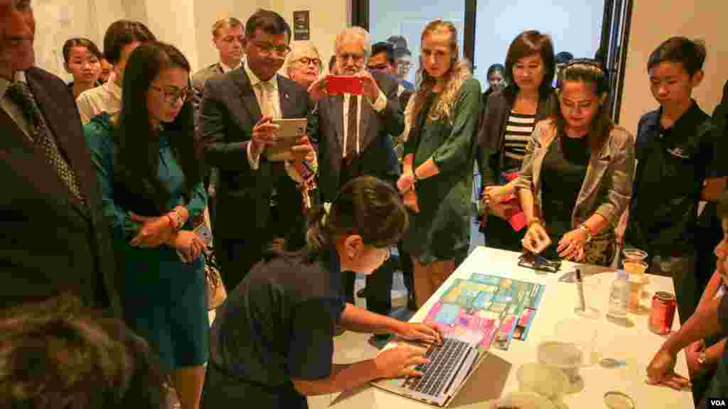 កុមារ​កម្ពុជា​អាយុ​១២ឆ្នាំ​​មួយ​រូប​បង្ហាញ​សមត្ថភាព​ផ្លាស់ប្តូរ​ផ្ទាំង​រូបភាព​នៅ​លើ​​គេហទំព័រ​Google ​នៅ​ក្នុង​ពិធី​សម្ពោធ​គម្រោង​ STEM​ របស់​ស្ថានទូត​អង់គ្លេស​ប្រចាំ​កម្ពុជា ​ក្នុង​រាជធានី​ភ្នំពេញ​​ ​កាល​ពី​ថ្ងៃទី​៩ ខែវិច្ឆិកា​ ឆ្នាំ២០១៦។​​ (ហ៊ាន​ សុជាតា​/ VOA)&nbsp;