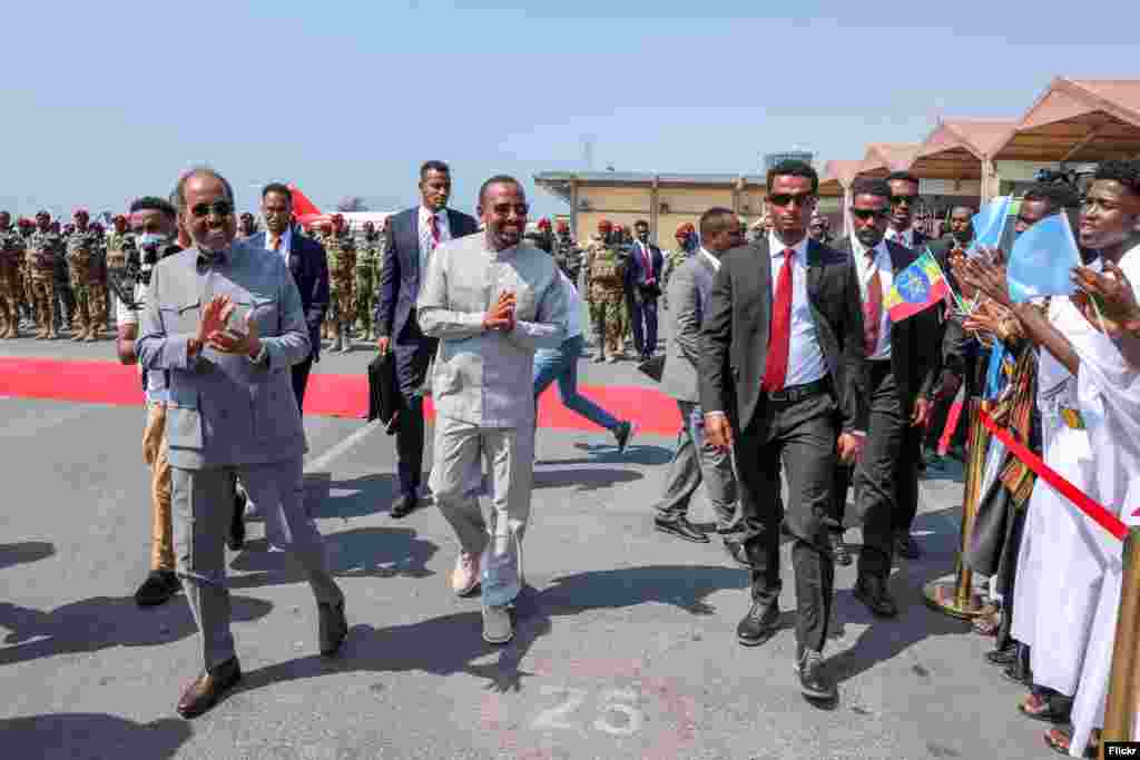 የኢትዮጵያ ጠቅላይ ምኒስትር ዐቢይ አሕመድ፣&nbsp;የሶማሊያ ፕሬዘዳንት ሐሰን ሼኽ መሐሙድ፣ ከሉኳን ቡድኖቻቸው ጋር አቀባበል ሲደረግላቸው፤ ሞቃዲሹ፣ ሶማሊያ&nbsp;