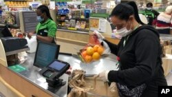 Seorang perempuan tengah mengatur belanjaan untuk diantarkan ke pemesan (foto: ilustrasi). 