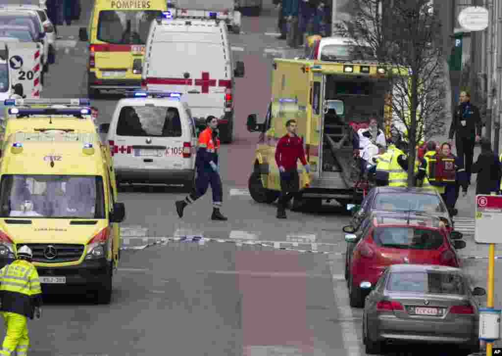 Seorang perempuan dievakuasi dalam ambulans oleh petugas layanan darurat menyusul ledakan di sebuah stasiun metro di Brussels (22/3). (AP/Virginia Mayo)