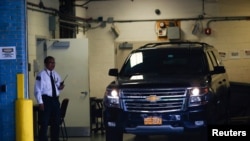 A car reportedly carrying the body of financier Jeffrey Epstein arrives at the medical examiner's after he was found dead in his jail cell at the Manhattan Correctional Center in New York City, Aug. 10, 2019. 