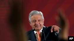 ប្រធានាធិបតី​ប្រទេស​ម៉ិកស៊ិក​លោក Andres Manuel Lopez Obrador​​ ឆ្លើយ​សំណួរ​របស់​អ្នក​សារព័ត៌មាន​​អំឡុង​​សន្និសីទ​កាសែត​ប្រចាំ​ថ្ងៃរៀង​រាល់​ម៉ោង​៧​ព្រឹក​នៅ​វិមាន​ជាតិ​ក្នុង​ទីក្រុង​ម៉ិកស៊ិក កាលពីថ្ងៃទី៩ ខែមេសា ឆ្នាំ២០១៩។