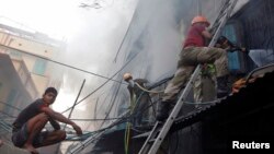 27일 인도 콜카타시의 한 시장에서 발생한 화재로 18명이 숨졌다.