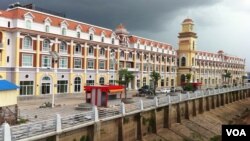 សំណង់​ថ្មី​មួយ​នៅ​កោះពេជ្រ។ (ឃួន ធារ៉ា/វីអូអេ)