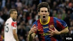 Bintang Barcelona Lionel Messi (kanan) mendapatkan skors bermain 1 kali karena meraih lima kartu kuning.