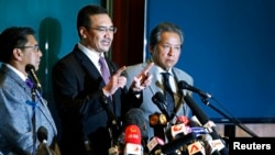 Menteri Transportasi Malaysia, Hishammuddin Hussein (tengah) memberikan keterangan dalam konferensi pers di terkait hilangnya pesawat Malaysia Airlines dengan nomor penerbangan MH370, di Bandara Internasional Kuala Lumpur (18/3).