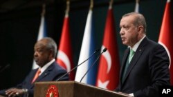 លោក​ប្រធានាធិបតី​តួកគី Recep Tayyip Erdogan (រូប​ស្តាំ) ថ្លែង​នៅ​ក្នុង​សន្និសីទ​កាសែត​រួម​មួយ​ចាមួយ​នឹង​លោក ​İsmail Omar Guelleh ប្រធានាធិបតី​ជីប៊ូទី (Djibouti) នៅ​ក្នុង​ក្រុង​អង់ការ៉ា ប្រទេស​តួកគី កាលពី​ថ្ងៃទី១៩ ខែធ្នូ ឆ្នាំ២០១៧។ 