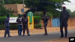 Sojoji su na gadin babban gidan kurkukun Yamai, a bayan farmakin da aka kai asabar, 1 Yuni, 2013.