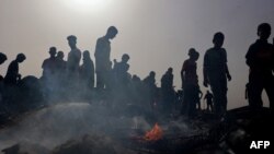 Palestinci se okupljaju na mestu izraelskog udara na kamp interno raseljenih ljudi u Rafi, 27. maja 2024.