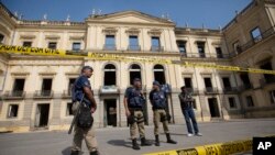 ប៉ូលិស​យាម​សារមន្ទីរជាតិ ដែល​ត្រូវ​បាន​ឆាបឆេះ​នៅ​ក្នុង​ក្រុង Rio de Janeiro កាលពី​ថ្ងៃទី៣ ខែកញ្ញា ឆ្នាំ២០១៨។