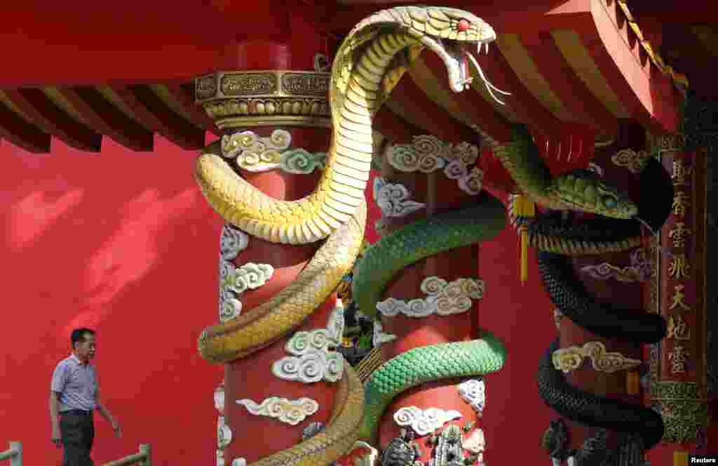 Sebuah warga etnis Cina di Malaysia tiba di kuil Hock Thean Keong, yang dikenal sebagai Kuil Ular, menjelang perayaan Tahun Baru Imlek di Klang dekat Kuala Lumpur.