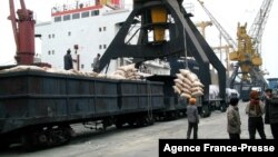 지난 2001년 4월 북한 남포항에서 일본이 지원한 쌀을 하역하고 있다.