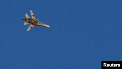 23일 이스라엘 점령지인 골란고원에서 시리아 전투기가 국경 인근 시리아 상공을 비행하는 모습이 보인다. 