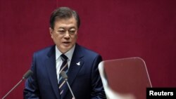 Presiden Korea Selatan, Moon Jae-in menyampaikan pidato dalam upacara pembukaan Majelis Nasional ke-21, di Seoul, Korea Selatan, 16 Juli 2020. (Jung Yeon-je / Pool via REUTERS)
