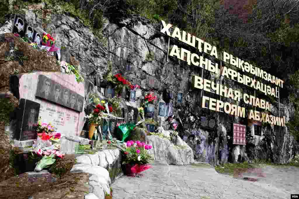 “Eternal Glory to the Heroes of Abkhazia” proclaims a memorial to soldiers from Abkhazia and other Caucasian republics who died to win control over a key highway bridge into Sukhumi in 1993. (V. Undritz/VOA)