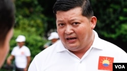 រូបឯកសារ៖ លោក គង់ មុនីកា ប្រធាន​គណបក្ស​ឆន្ទ:​ខ្មែរ ផ្តល់​សម្ភាសន៍​ដល់​ VOAនៅ​ថ្ងៃ​ទី០៧ ខែ​កក្កដា ឆ្នាំ២០១៨ ​ នៅ​ឯ​ទីស្នាក់ការ​បក្ស​ ក្នុង​រាជធានី​ភ្នំពេញ។ (គី ម៉េងលី/VOA)