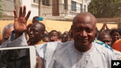 Jean-Pierre Fabre, leader de l’opposition togolaise, sale la foule à Lomé, Togo, 25 avril 2015.
