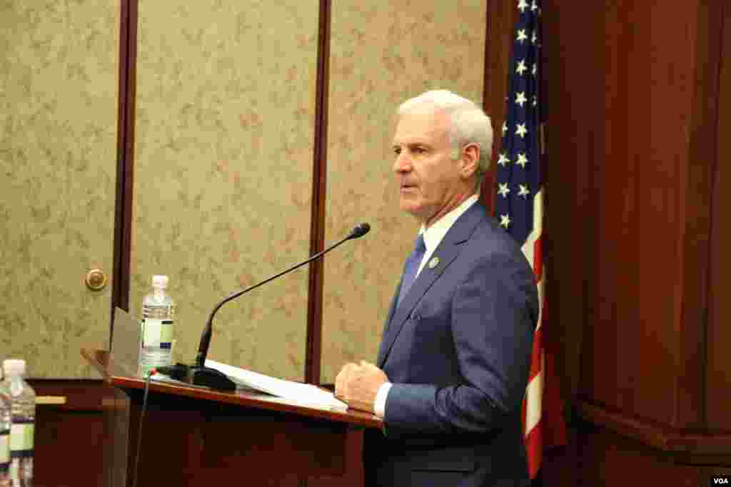 លោក Bradley Byrne សហប្រធាន​ក្រុម​សមាជិក​សភា​ទទួល​បន្ទុក​កិច្ច​ការ​សិង្ហបុរី​ក្នុង​កម្មវិធី​ខួប​ ៤០ ឆ្នាំ​នៃ​ភាព​ជា​ដៃ​គូ​រវាង​សហរដ្ឋអាមេរិក និង​សមាគម​ប្រជាជាតិ​អាស៊ី​អាគ្នេយ៍ នៅ​មណ្ឌល​បដិសណ្ឋារកិច្ច​ក្នុង​វិមាន​សភា​សហរដ្ឋ​អាមេរិក កាល​ពី​ថ្ងៃ​អង្គារ ទី១៦ ខែ​ឧសភា ២០១៧​។ (សឿន វឌ្ឍនា​/VOA)