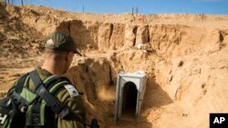 Un soldat israélien observe l'ouverture d'un tunnel qui, selon Israël, a été creusé par le groupe islamiste Jihad, menant de Gaza à Israël, le 1er janvier 2018.
