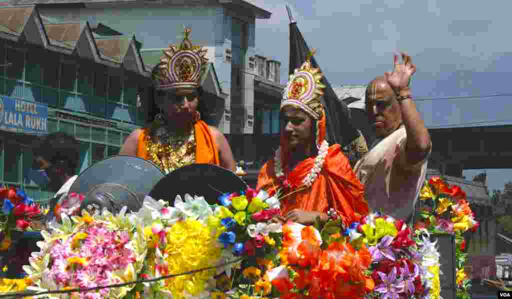 سرینگر کے لال چوک پر ایک جلوس &#39;شوبھا یاترا&#39; نکالا گیا جس میں سیکڑوں افراد نے شرکت کی۔