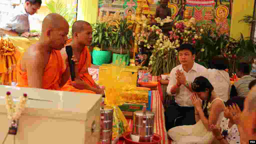 ពុទ្ធសាសនិក​ប្រគេន​ចង្ហាន់​ដល់​ព្រះសង្ឃ​ នៅ​ថ្ងៃបុណ្យ​ភ្ជុំបិណ្ឌ ក្នុង​វត្ត​មួយ​កណ្តាល​រាជធានី​ភ្នំពេញ កាលពី​ថ្ងៃទី១​ ខែតុលា ឆ្នាំ២០១៦។ (ហ៊ាន សុជាតា/ VOA)