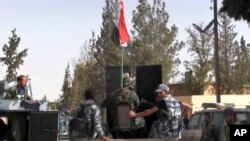 Tentara Suriah berpatroli di salah satu jalan di kota Qaryatayn, Suriah tengah yang dikuasa oleh kelompok militan ISIS, Sabtu, 21 Oktober 2017. (Foto: videograb). Aktivis Suriah melaporkan, Senin (23/10), sedikitnya 67 jenazah warga sipil Suriah, yang banyak dibunuh oleh kelompok ISIS ditemukan di Qaryatayn.