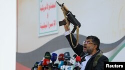 Muhamed Ali al-Huti, član vrihovnog savjeta Huta, govori držeći oružje, prilikom skupa u gradu Sana protiv američkih i britanskih udara na Huti mete, 12. januara 2024. godine. (Foto: Rojters/Khaled Abdullah)