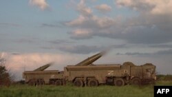 2024 թվականի մայիսի 21-ին ՌԴ պաշտպանության նախարարության կողմից հրապարակված այս լուսանկարը ցույց է տալիս, թե ինչպես են Ռուսաստանի հրթիռային ուժերը միջուկային զենքի տակտիկական զորավարժություններ անցկացնում երկրի հարավային ռազմական շրջանում: