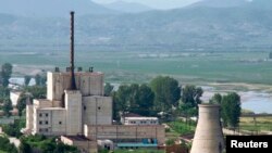 Korea Utara akan mengaktifkan kembali pusat pembangkit tenaga nuklir di Yongbyon ini, untuk memenuhi kebutuhan listrik dan memproduksi senjata bom (2/4). PLTN Yongbyon ditutup sejak 2007 sebagai bagian dari perjanjian bantuan ekonomi. (Foto: REUTERS/Kyodo).
