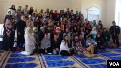 Para pelajar seluruh dunia mengunjungi masjid IMAAM Center di Silver Spring, Maryland, AS, Jumat 24/4 (foto: VOA/Vina).