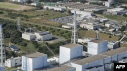 缅甸民主运动领袖昂山素季2012年4月30日在缅甸仰光的全国民主联盟总部与记者谈民主。