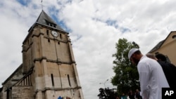 Un musulman français participe à une minute de silence lors d'un rassemblement en mémoire du prêtre assassiné à Etienne-du-Rouvray, France, le 29 juillet 2016.