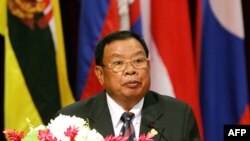 រូបភាពឯកសារ៖ នាយក​រដ្ឋមន្រ្តី​ឡាវ​លោក​Bounnhang Vorachith បាន​ថ្លែង​ក្នុង​ពិធី​សម្ភោជនៃ​កិច្ច​ប្រជុំ​គណ​រដ្ឋ​មន្រ្តី​ប្រចាំ​ឆ្នាំ​ទី ៣៦នៃសមាគម​អាស៊ាន​នៅ​ទី​ក្រុង​វៀង​ច័ន្ទ កាលពី ថ្ងៃ​ទី​២៦​ កក្ក​ដា​ ឆ្នាំ​២០០៥