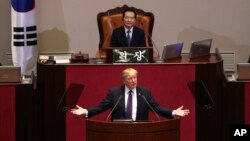 도널드 트럼프 대통령이 8일 한국 국회에서 연설을 하고 있다. 