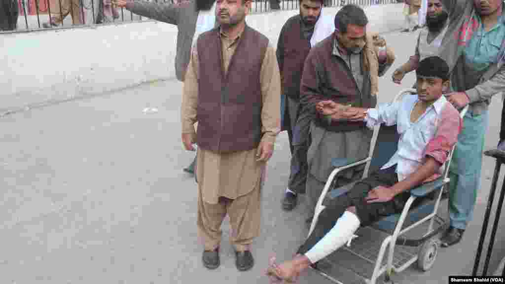 L&#39;attaque contre l&#39;école mardi matin à Peshawar a tué au moins 140 enfants et adultes, Peshawar, Pakistan, le 16 décembre 2014. (VOA)
