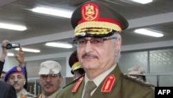 Le général libyen Khalifa Haftar lors de la cérémonie de son investiture en tant que nouveau chef de l'armée nationale libyenne, Tobrouk, 15 mars 2015.