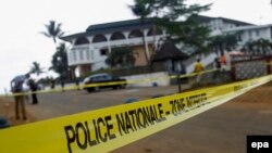 La police ivoirienne a bouclé une zone à l'extérieur de l'hôtel «Etoile du Sud» à Grand Bassam, Côte-d'Ivoire, 14 mars 2016. epa/ LEGNAN KOULA