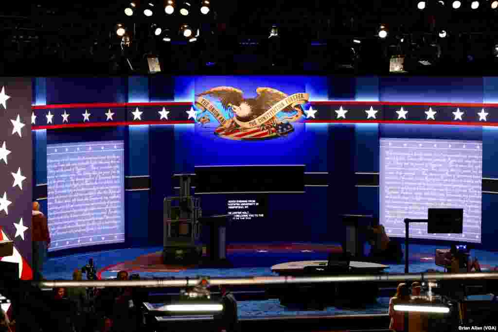 Last-minute preparations for Monday night&#39;s first presidential debate wrap up at Hofstra University. (B. Allen/VOA)