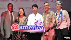 Bidan Robin Lim (kedua dari kiri) berfoto bersama Dawn L.Mc.Call (baju putih) dan Duta Besar AS untuk Indonesia, Scot Marciel (kedua dari kanan).