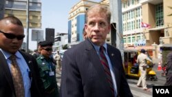 លោក W. Patrick Murphy ឯកអគ្គ​រដ្ឋទូត​សហរដ្ឋអាមេរិក​ប្រចាំកម្ពុជា ចាកចេញ​ពីសវនាការ​លោក​ កឹម សុខា លើ​សំណុំ​រឿង «សន្ទិដ្ឋិភាព​ជាមួយ​បរទេស» នៅ​ថ្ងៃ​ព្រហស្បតិ៍ សប្ដាហ៍​ទី៨​ ទី១២ ខែមីនា ឆ្នាំ២០២០។ (ទុំ ម្លិះ/VOA)