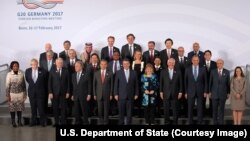 在伯恩开会的二十国集团外长合影，其中有美国国务卿雷克斯·蒂勒森和中国外长王毅（2017年2月16日）